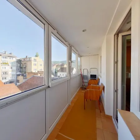 Super Metro Haven Lejlighed